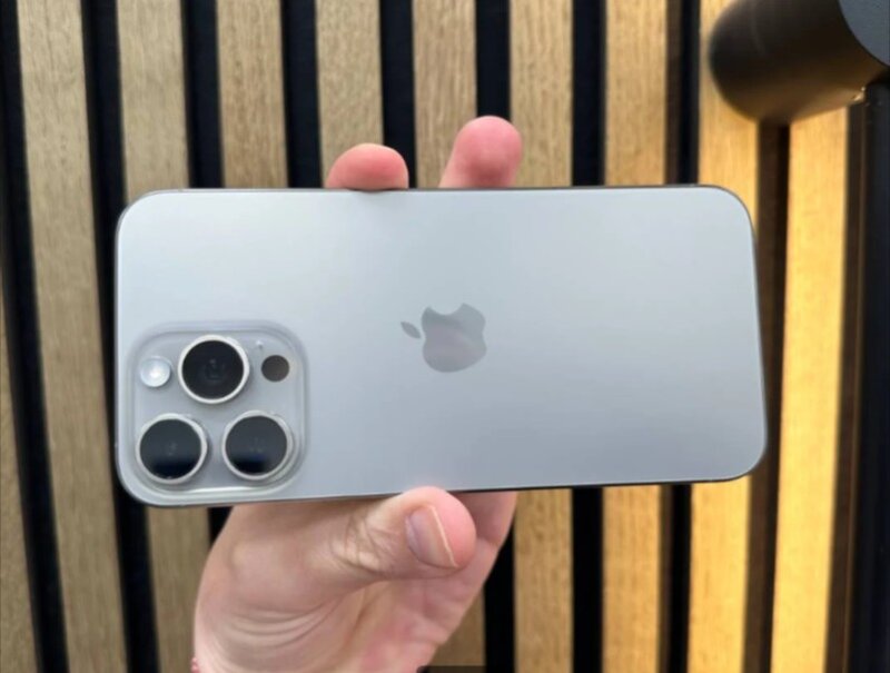 Un iPhone 15 Pro Max 256gb foarte curat (cadru din titan)