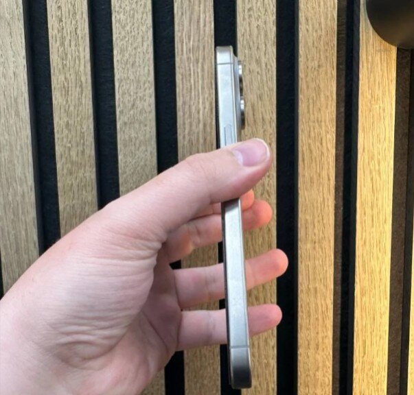 Un iPhone 15 Pro Max 256gb foarte curat (cadru din titan)