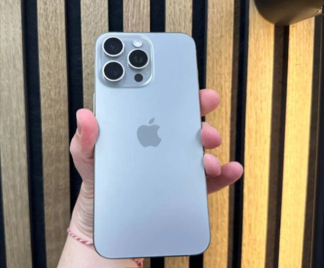 Un iPhone 15 Pro Max 256gb foarte curat (cadru din titan)